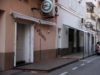 Un dels bars de la zona d'oci del carrer Cervantes de l'Ametlla ACN