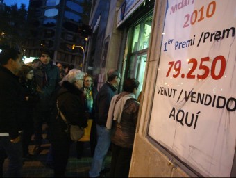 Cues per comprar loteria en una administració de la plaça d'Urquinaona QUIM PUIG