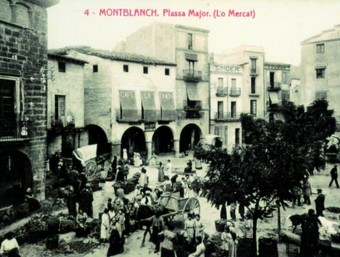 Una imatge històrica del mercat de Montblanc, i la portada de l'Agenda del Pagès 2012 EL PUNT AVUI