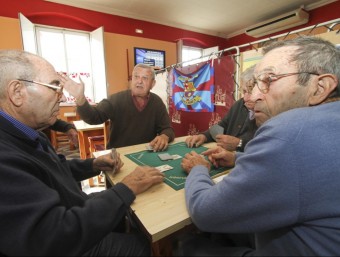 José Bertomeu i José Gelabert discutint sobre la fallida al bar Societat de l'Aldea. Al local de Càritas han començat a repartir aliments i les instal·lacions de la cooperativa buides. D.BALAGUER