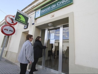 El logo de Caja Madrid, és ben visible a l'entrada de la secció de crèdit de la cooperativa de l'Aldea. DIMAS BALAGUER