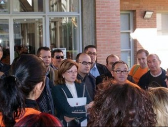 L'alcaldessa participa de la concentració de l'escola Ciutat de Cremona davant la Conselleria desembre passat. EL PUNT AVUI