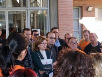 Elvira García ales portes de la Conselleria amb l'AMPA del Ciutat de Cremona. V.C