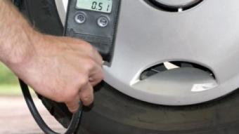 A  partir dels 0,5 bars per sota de la pressió correcta, la que recomana el fabricant del cotxe, un pneumàtic té més risc de rebentar-se, altera l'estabilitat del vehicle i fa augmentar el consum de combustible. .