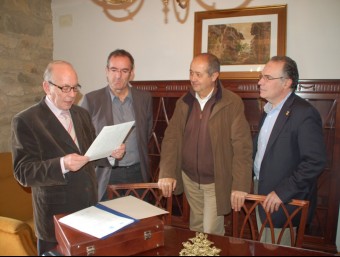 El notari de la Vall d'en Bas, amb el conseller Felip Puig, l'alcalde i el president de la Diputació X.C
