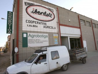 Un home surt de la cooperativa de l'Aldea EFE