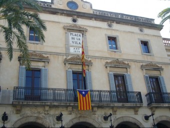 Una estelada penja del balcó de l'Ajuntament de Vilanova i la Geltrú, un dels municipis adherits LAURA MARÍN