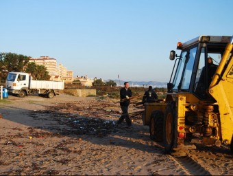 Tasques de neteja de la platja del terme de Tavernes de la Valldigna. CEDIDA