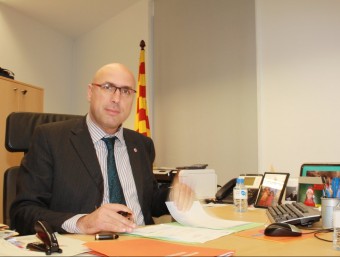 Ferran Roquer , alcalde de Borrassà a l'Alt Empordà, al seu despatx. JOAN PUNTÍ