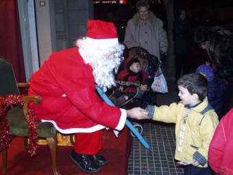 Un xiquet saluda el Pare Noel en un altre Nadal passat. ARXIU