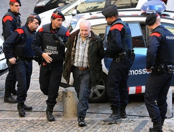 El fort desplegament policial muntat per custodiar a Puig en el primer dia del judici, que va arrencar dilluns MANEL LLADÓ