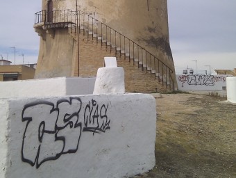 Pintades al peu d ela Torre de Paterna. EL PUNT - AVUI