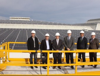 Regidors i directius visiten en plataforma mòbil la coberta solar. CEDIDA