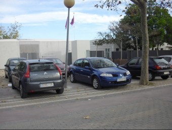 Cotxes aparcats a les portes de l'escoleta del centre històric. CEDIDA