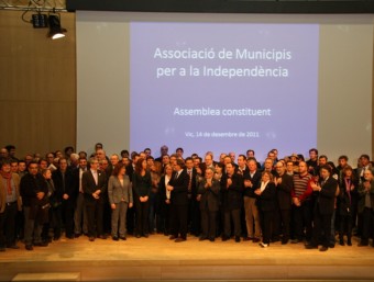 Foto de família de tots els alcaldes que integren l'Associació de Municipis per la Independència ACN