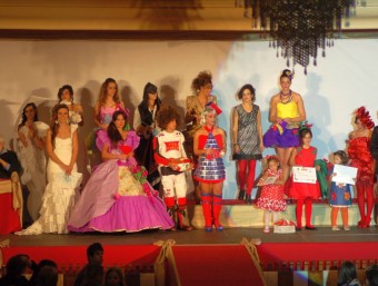 Models guanyadors en el IX Concurs de Vestits de Paper de Banyeres de Mariola. B. SILVESTRE