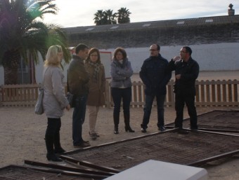 Elvira Garcia visita amb els representants de l'AMPA, la tanca tombada. C. GÓMEZ