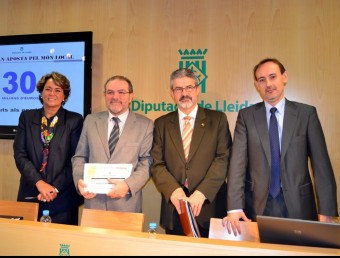 El president Joan Reñé, a l'esquerra, amb el diputat d'Economia i alcalde de Balaguer, Josep Maria Roigé DDLL