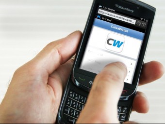 Un consumidor utilitza el ‘wallet' de La Caixa en un telèfon mòbil  ARXIU