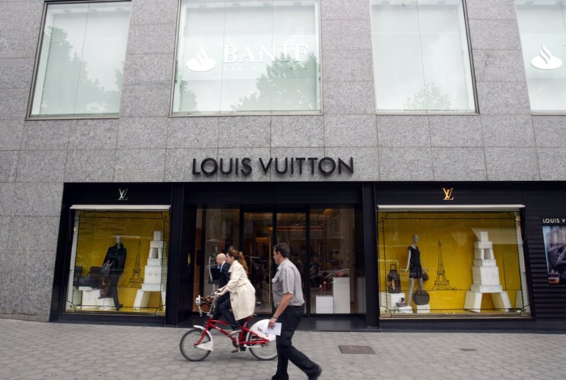 Vuitton obre una empresa de complements al polígon de Campllong | El punt |  Campllong | Economia | El Punt Avui