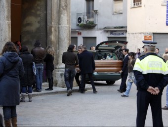El funeral de Concepció Reixach, l'última dona assassinada a les comarques gironines.  J. SABATER