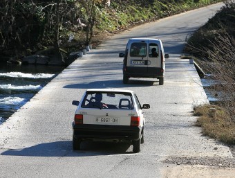 Dos vehicles utilitzen la passera sobre el riu Ter, ahir al migdia. MANEL LLADÓ