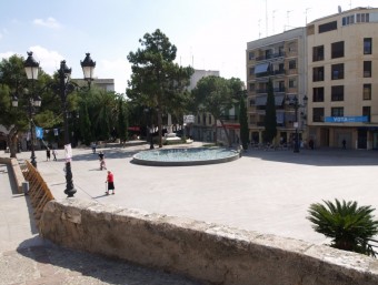 Plaça d'Emili Castelar, al centre de la localitat. ESCORCOLL