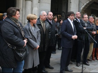 Concentració d'autoritats davant de l'Ajuntament de Girona ahir al migdia, com a rebuig per l'assassinat de Natalya Platukhina. LLUÍS SERRAT