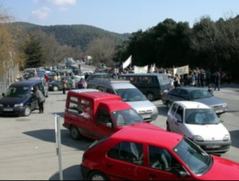 Una protesta del 2005 de veïns de Vacarisses a la carretera d'accés a l'abocador J.ALEMANY