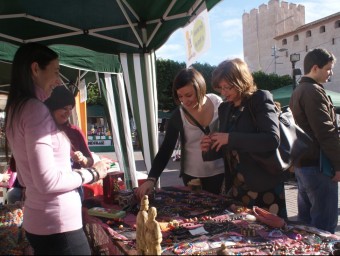 L'alcaldessa d ela vila participa de les paradetes del mercat solidari. C. GÓMEZ