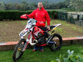 Jordi Figueras, amb la seva motocicleta de competició, a casa seva E.A