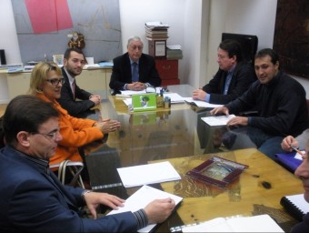 Reunió de l'alcalde i tècnics municiapsl amb l'administració autonòmica. ARXIU