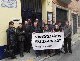 Concentració a l'entrada del Centre de Formació de Persones Adultes. EL PUNT AVUI