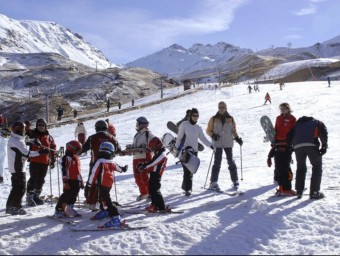 Un grup d'esquiadors a l'estació Boí Taüll Resort. ARXIU