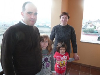 Josep Masdeu i Rosa Feixas, amb les seves filles, el dia en què van arribar a casa seva a Sant Esteve d'en Bas. J.C