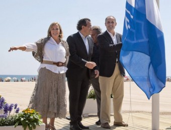 Torró al costat de l'expresident Camps en l'acte d'hissat de la bandera blava aquest estiu passat. EL PUNT AVUI