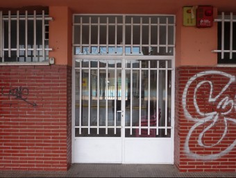 L'antiga piscina municipal d'Argentona està tancada des de l'any passat a l'espera de fer-ne una de nova. EL PUNT AVUI