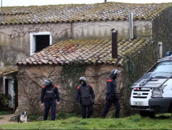 L'escorcoll dels Mossos en una masia de Maçanet, on van arrestar dos inquilins JOAN CASTRO / CLICK ART FOTO