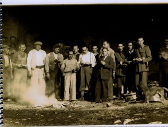 L'avi Anastasi, segon per l'esquerra, amb el seu fill Manel i altres homes al forn de calç de Mas Olivet, on hi portava a cremar la llenya que traginava ARXIU