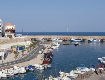 Un fotomuntatge de com es veurien els aerogeneradors des del port de l'Ametlla de Mar. ARXIU