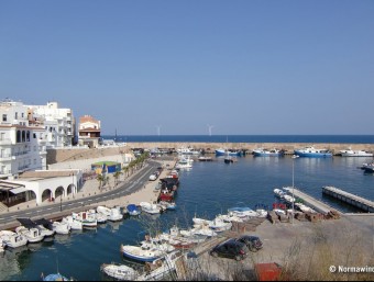 Imatge virtual del port de l'Ametlla de Mar amb els aerogeneradors al fons. EL PUNT AVUI