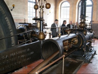 La màquina de vapor de la Burés, observada per membres de l'Ajuntament d'Anglès i el Consorci Alba-Ter. O.M