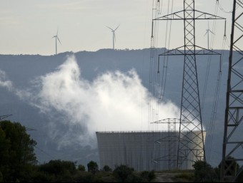 La torre de refrigeració de la central nuclear d'Ascó a la comarca de la Ribera d'Ebre JOSÉ CARLOS LEÓN / ARXIU