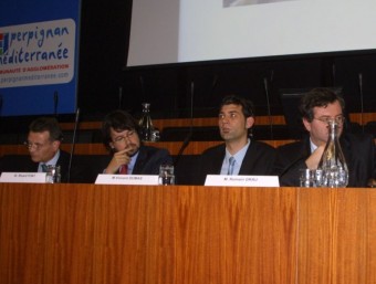 Santiago Garcia Milà, Ricard Font, Vincent Dumas i Romain Grau durant la taula rodona a Perpinyà. J.M.ARTOUZOUL