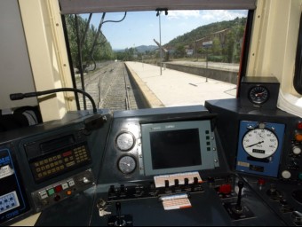 La cabina d'un tren aturat a la Pobla de Segur, punt final de la línia ferroviària de Lleida al Pallars. ANDREU PUIG / ARXIU