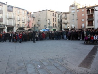 Els veïns de Santa Coloma es van concentrar ahir a la plaça major del muncipi per rebutjar el crim de la seva veïna Anna ACN