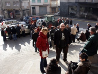 Desenes de pagesos es van concentrar ahir davant l'Ajuntament d'Alcarràs ACN