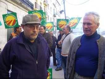 El coordinador d'UP a l'Ebre amb Gombau, abans d'entrar al jutjat. UP va fer una concentració de suport al pagès. L.M