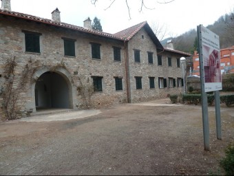Una vista de l'accés als jardins de l'antiga colònia Espona de Sant Joan. J.C