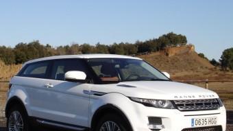 El Range Rover Evoque destaca pel sostre aparentment flotant, la poca superfície de les finestres i vidre posteriors i, en la versió Coupé, per les allargades portes.